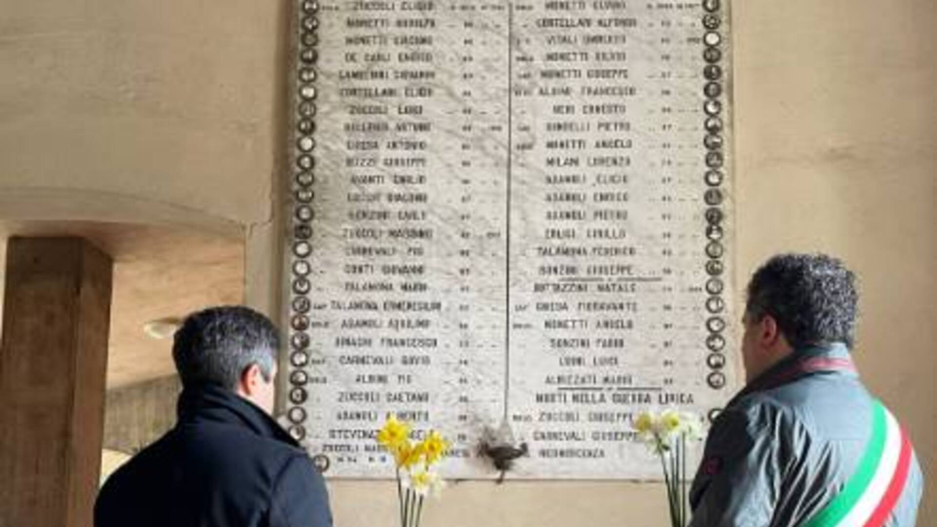 Vedano Olona commemora le vittime del covid: bandiere a mezz’asta e deposizione dei fiori