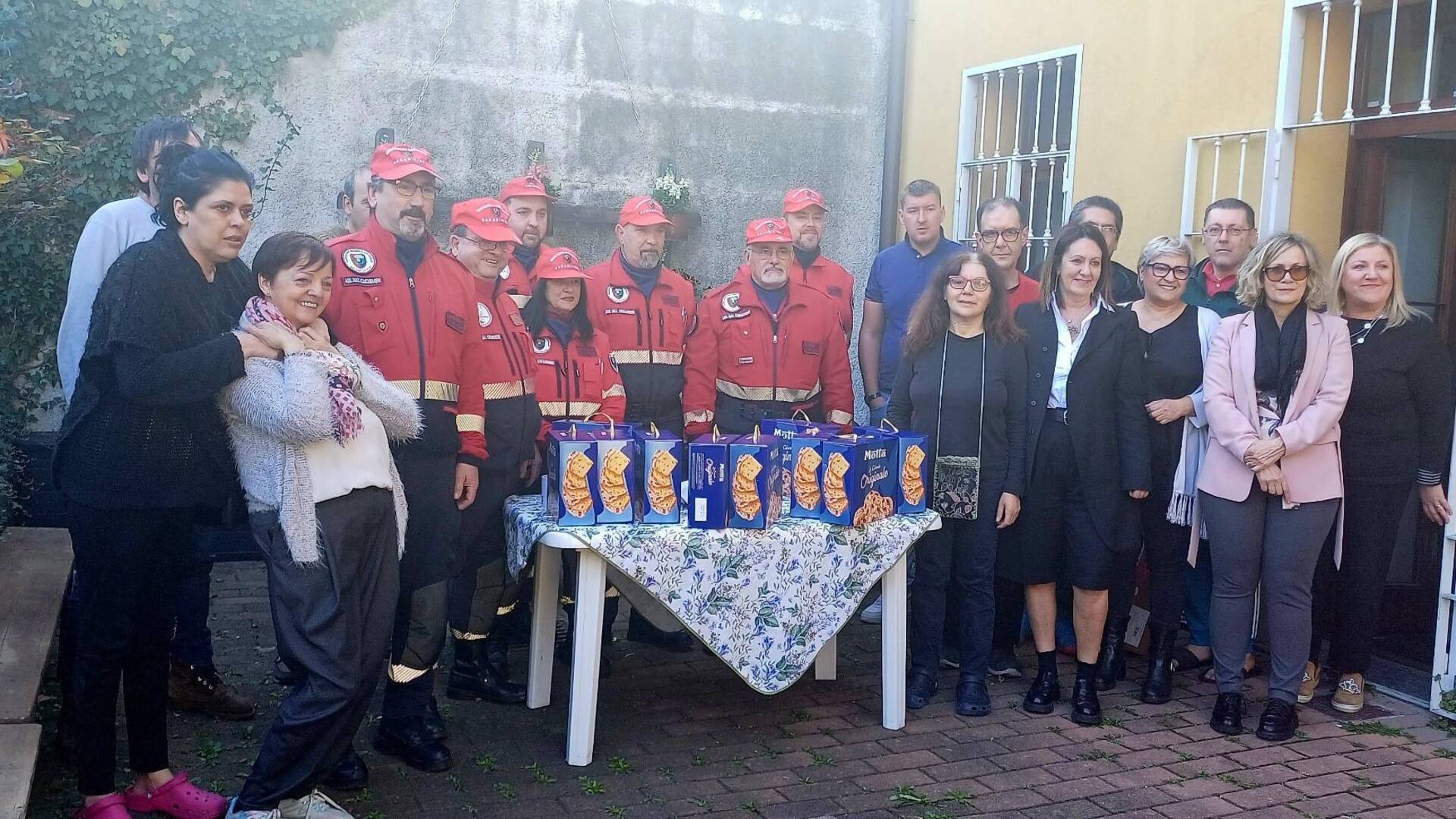 Saronno, l’associazione nazionale carabinieri dona colombe ai pazienti della struttura psichiatrica residenziale