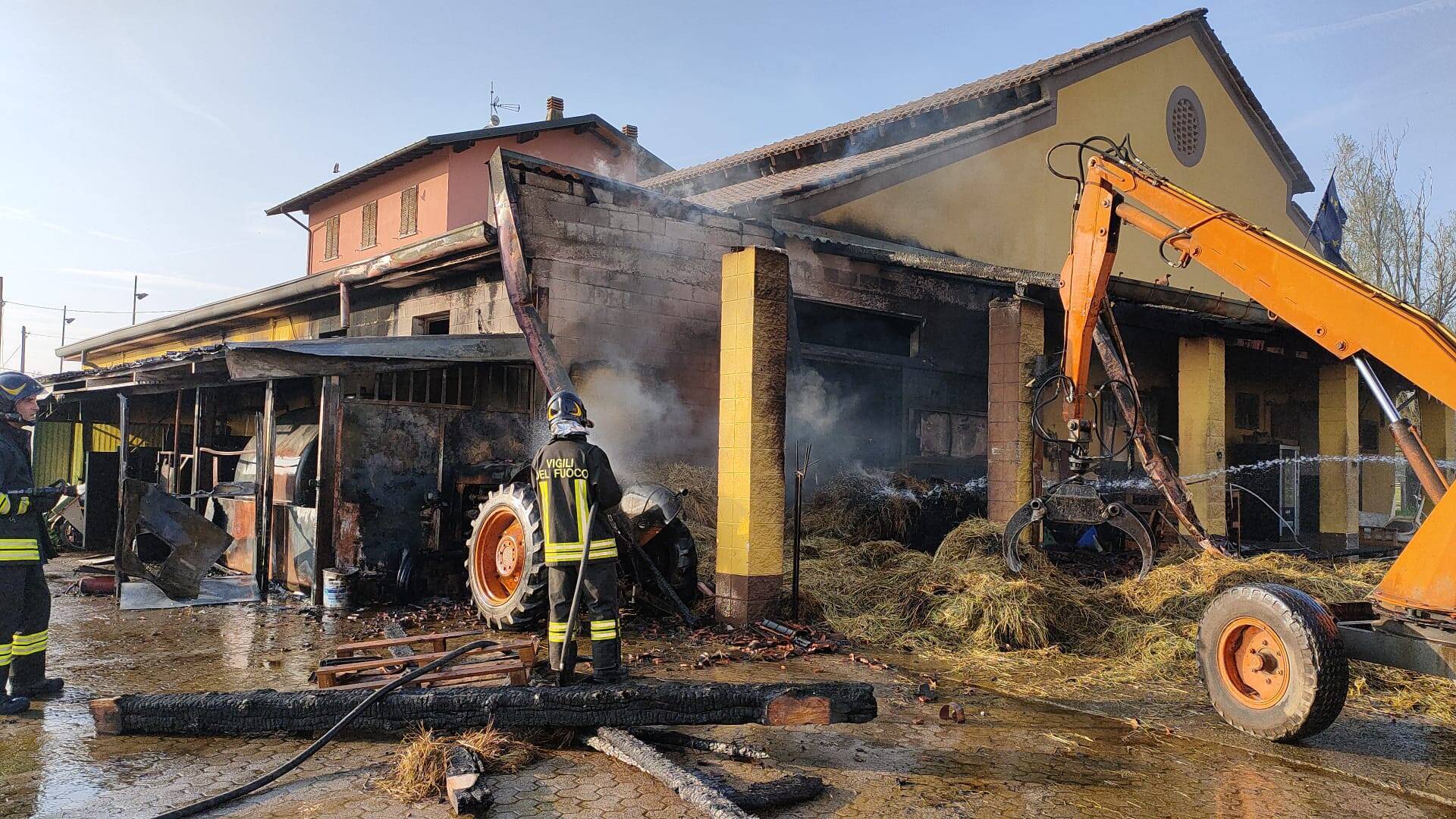 Incendio in un maneggio, una ventina di cavalli salvati da vigili del fuoco di Saronno e di Monza