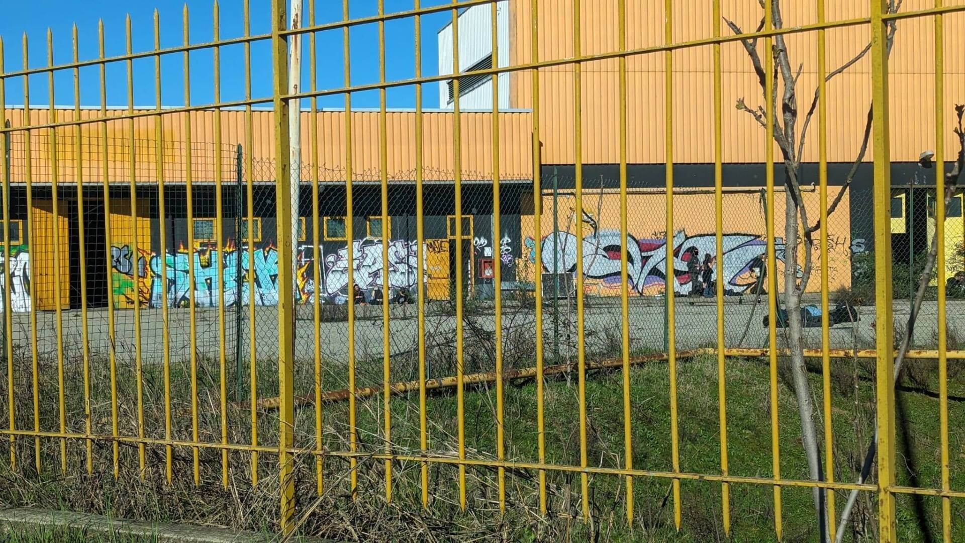 Via ragazzi e striscioni restano solo i graffiti: “liberata” l’ex Lazzaroni occupata