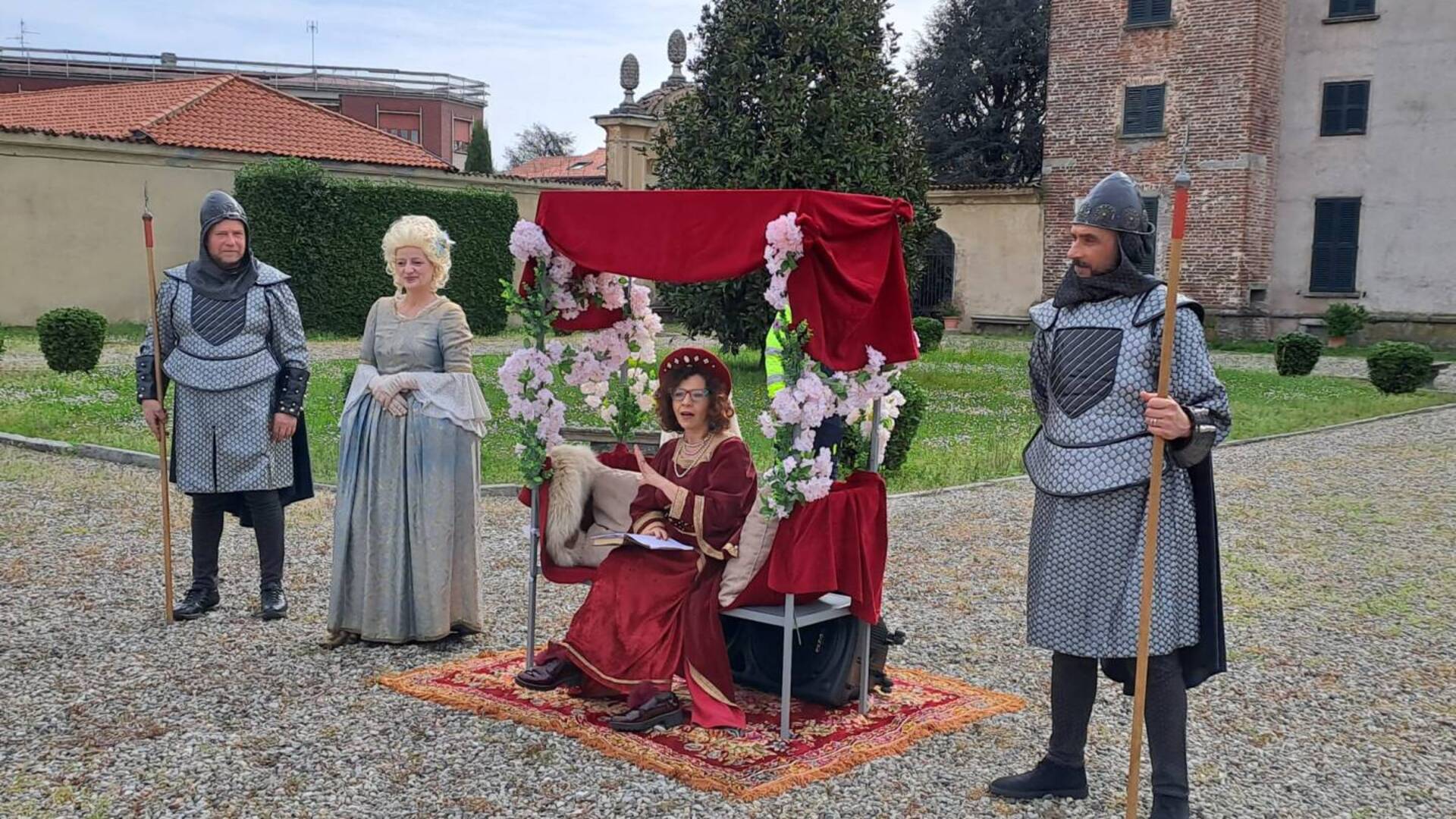 Cislago, aperte le porte del castello Visconti Castelbarco: il racconto della visita guidata in costume