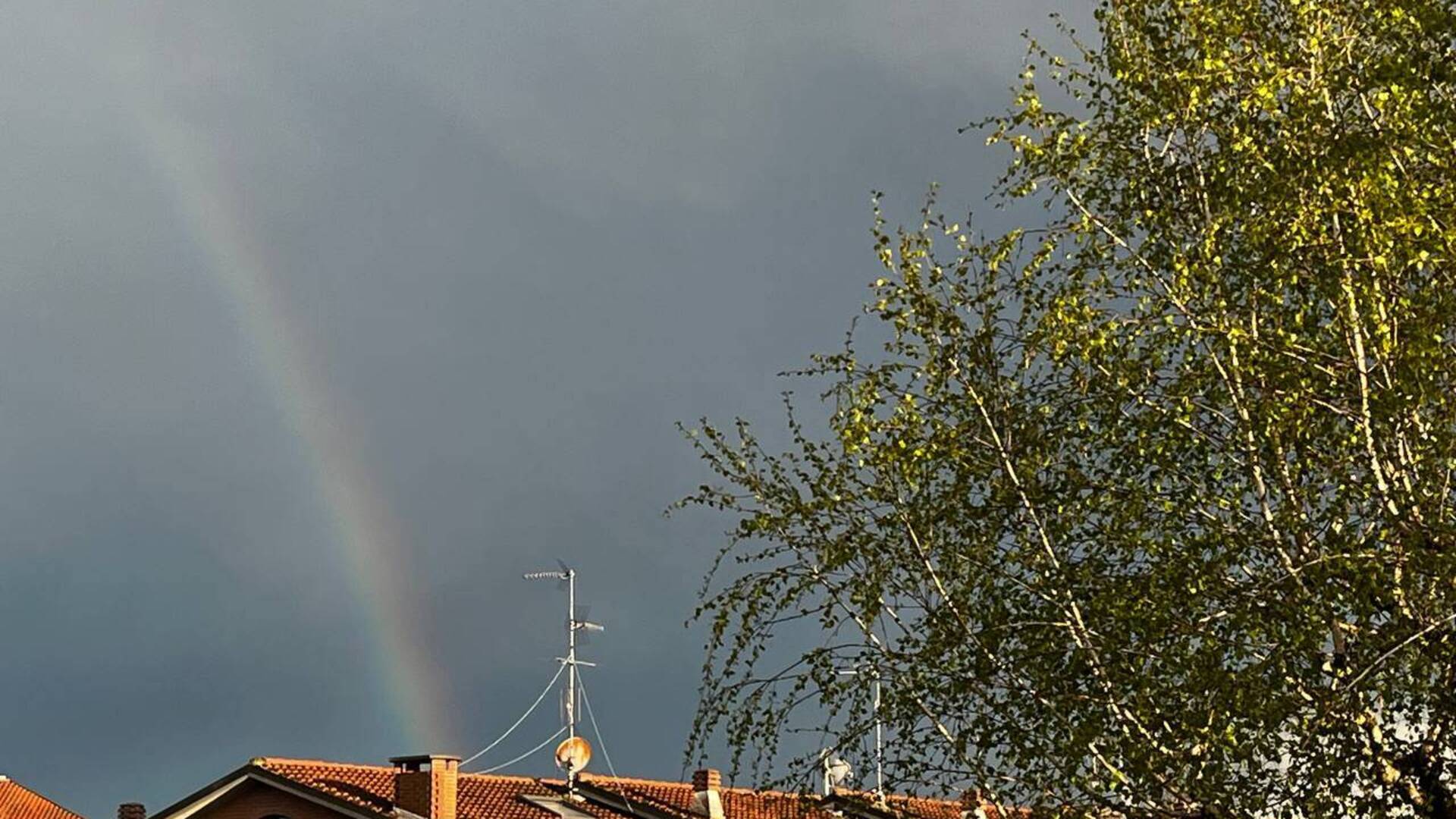 Meteo, dopo tanta pioggia… l’arcobaleno su Saronno e Solaro