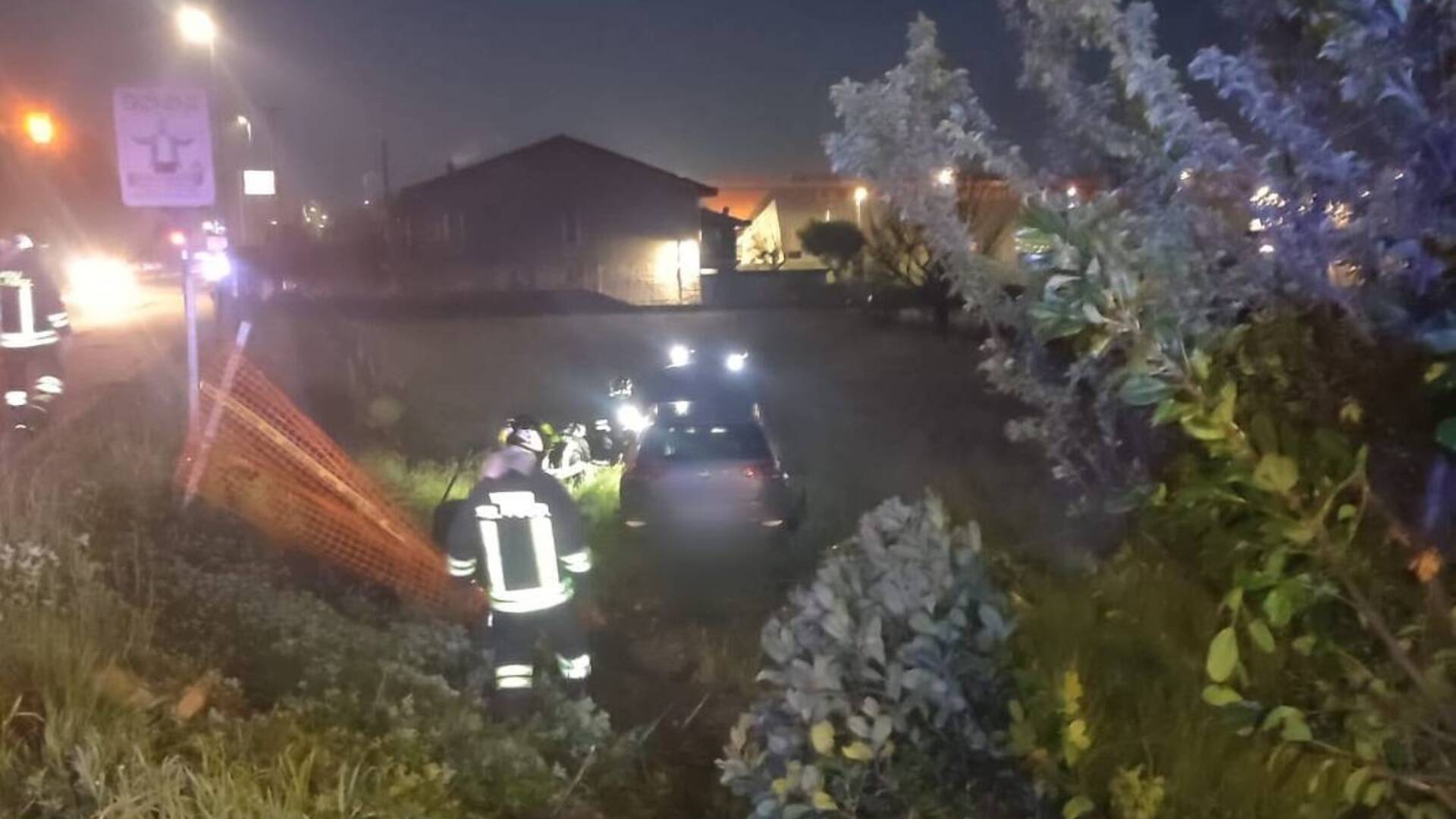 Auto fuoristrada all’alba lungo la Varesina: arrivano i vigili del fuoco