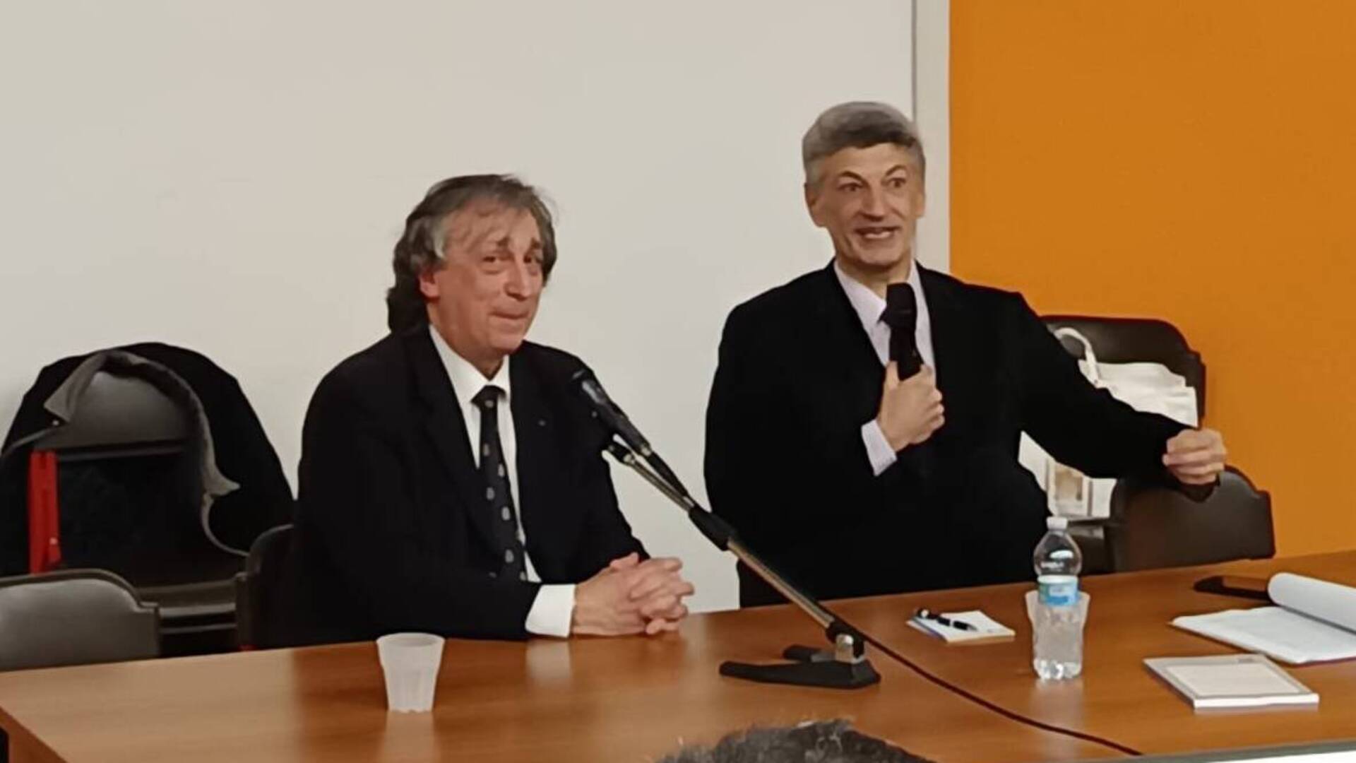 Saronno, Luciano Silighini discute del libro “Storia araldica di famiglia” con l’autore
