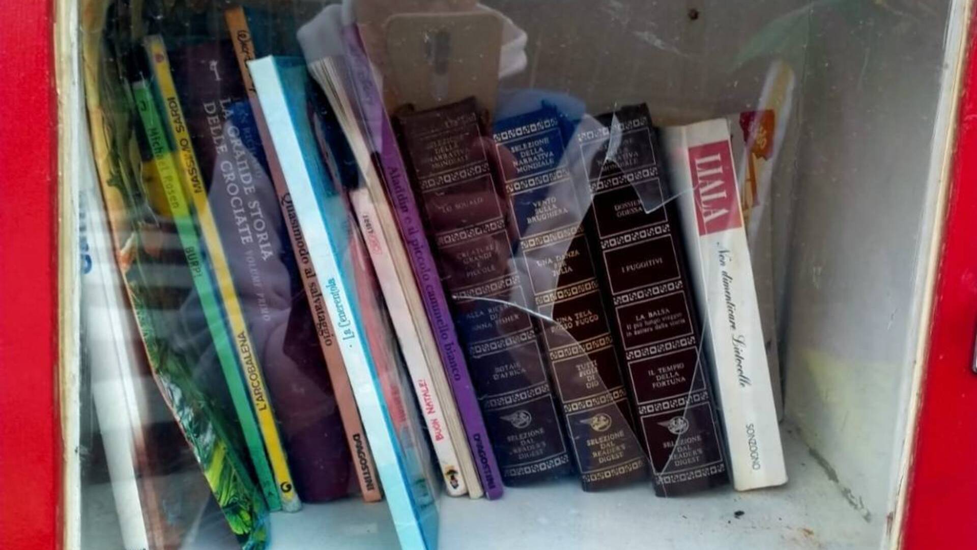 Rovello Porro, vandalizzata la casetta dei libri
