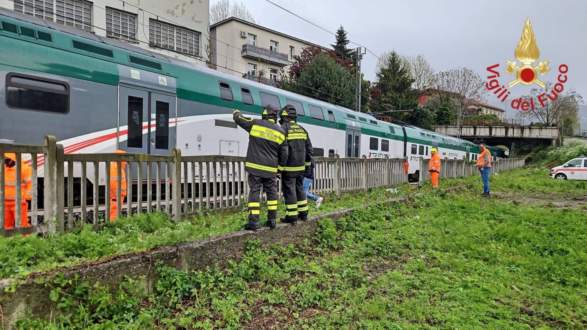 Treno bloccato prima di Como per cavi tranciati: diversi saronnesi tra i 300 passeggeri bloccati