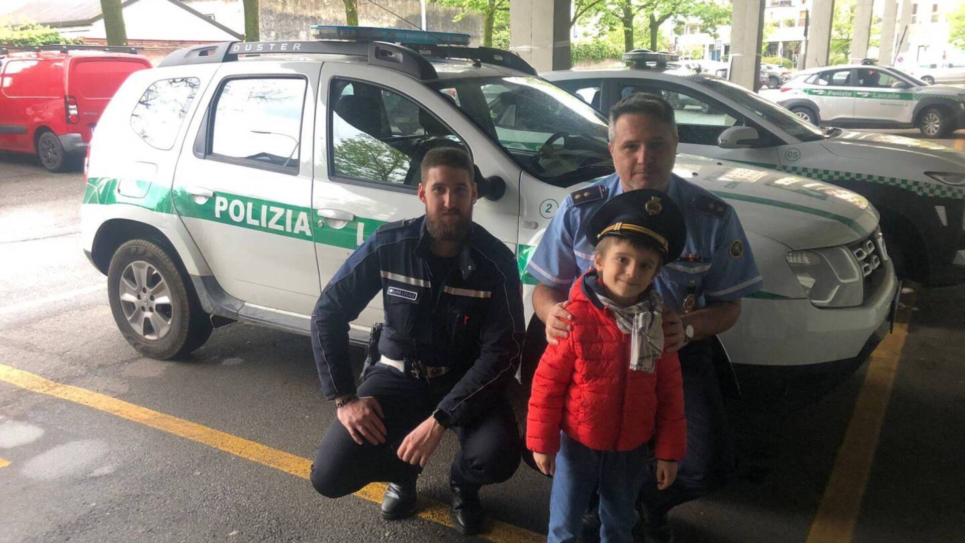 Saronno, Alessandro di 5 anni ritrova 850 euro. E con la polizia locale li restituisce al proprietario