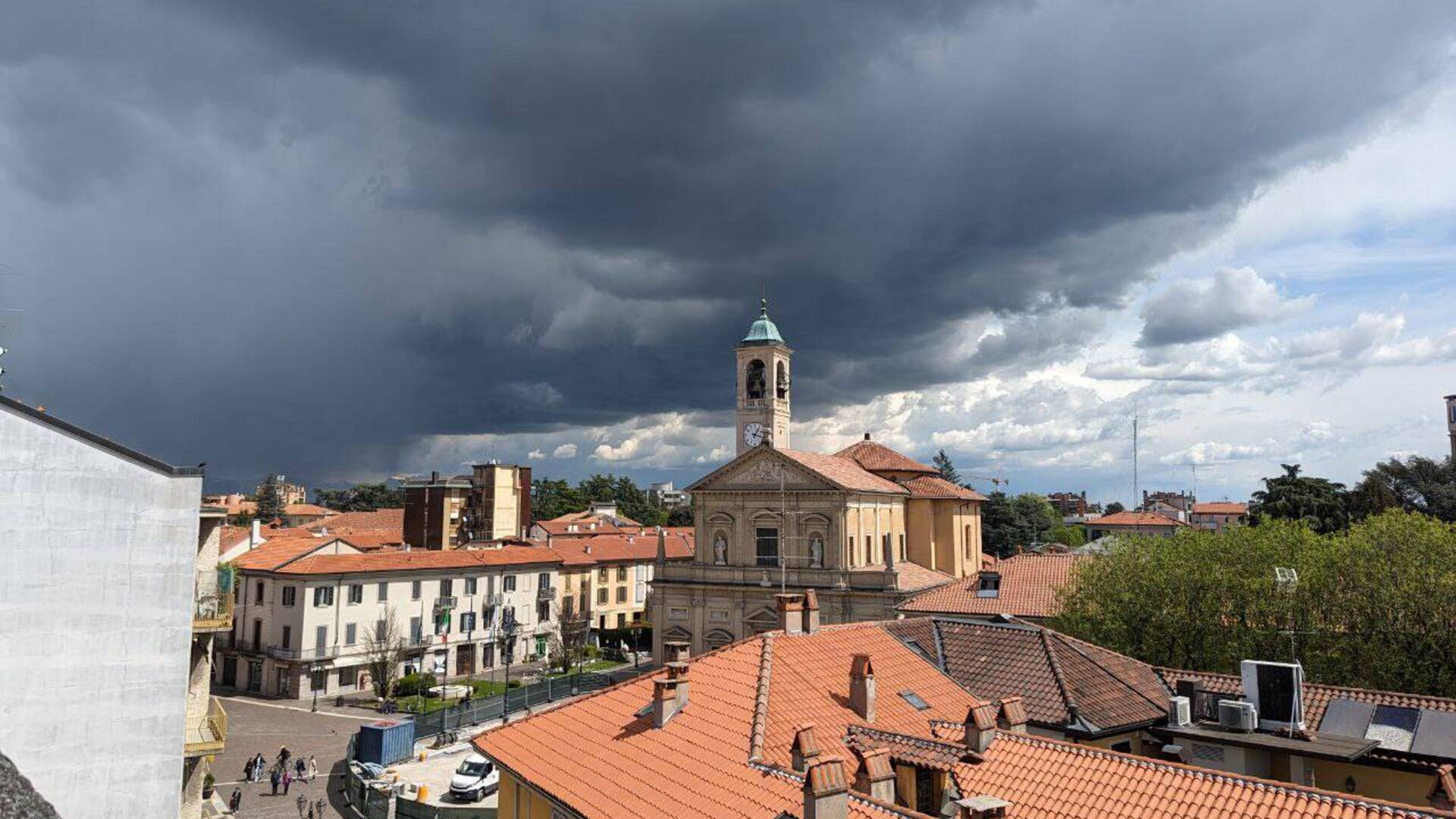 Meteo, cielo nerissimo su Saronno: pioggia ma anche rischio incendi