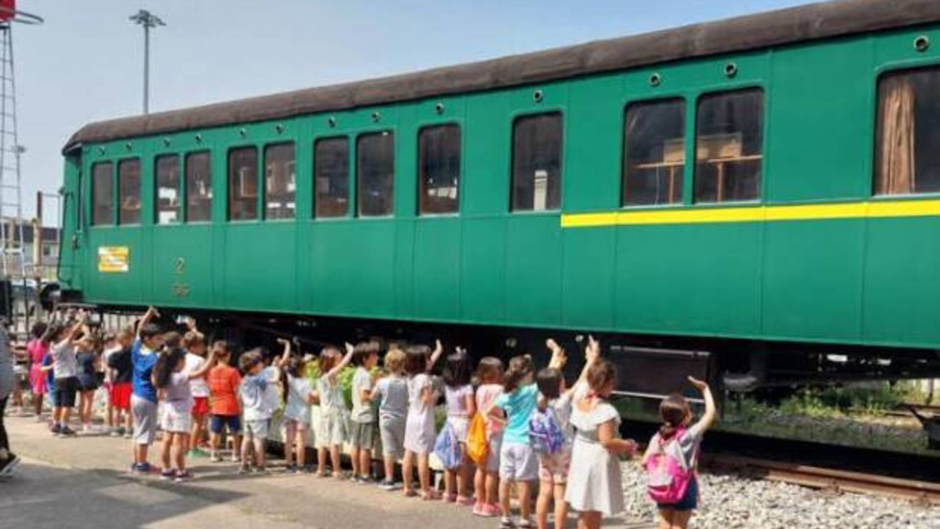 Saronno, i bambini della scuola Collodi al Mils alla scoperta dei treni d’epoca
