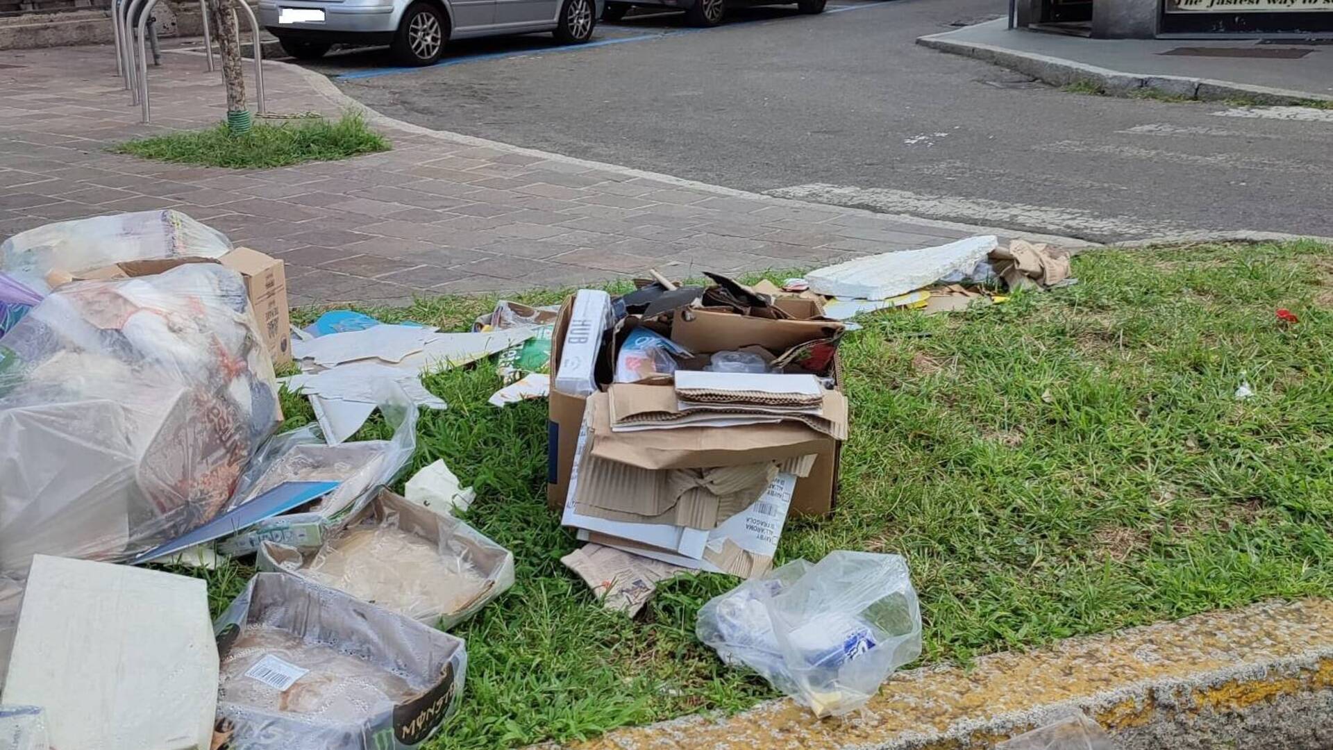 Ieri a Saronno: Comune pubblica foto di rifiuti. Ciclista steso da una portiera, utilitaria incastrata. Incidente con l’auto rubata