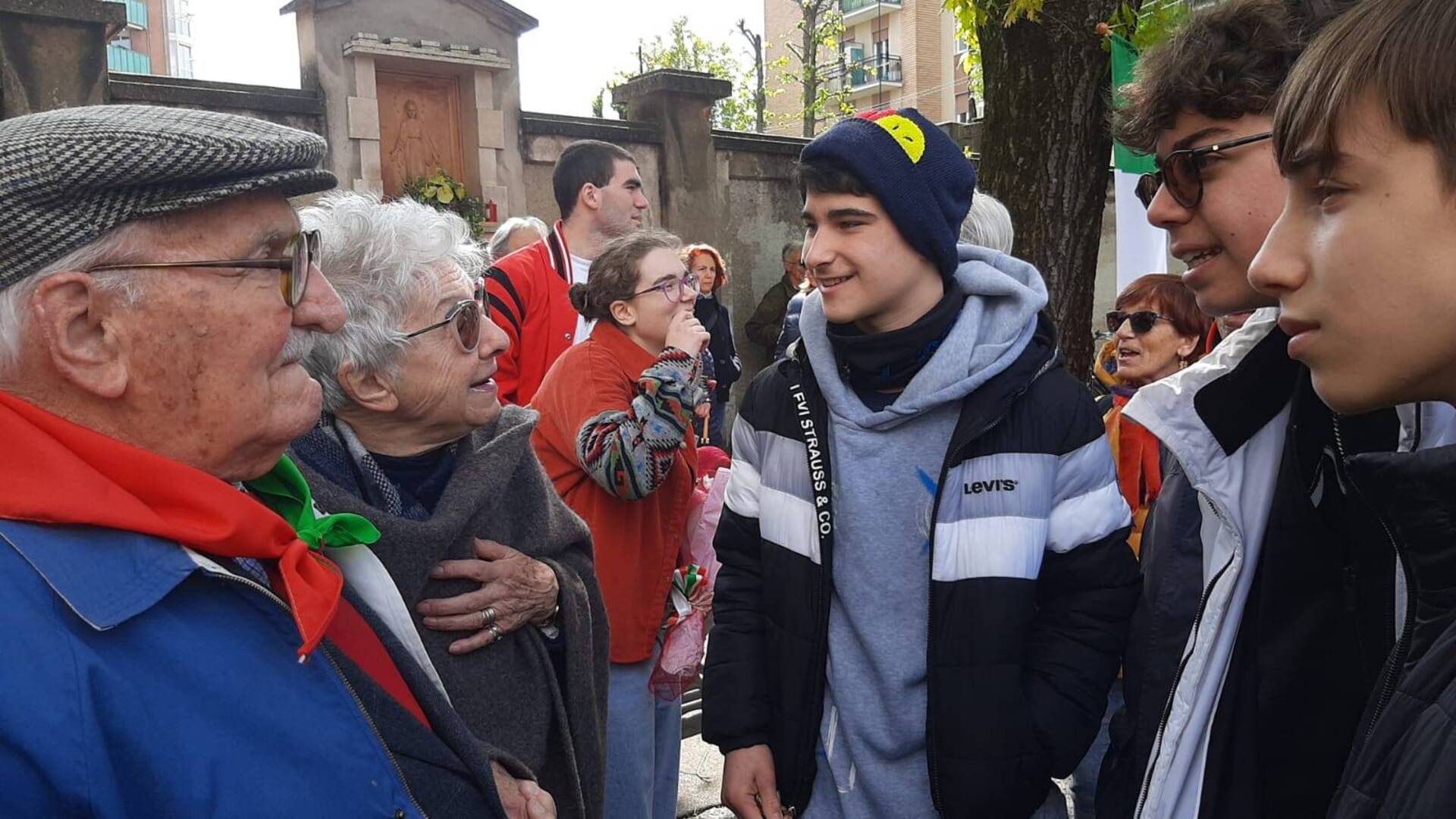 Saronno, Matteo, Jacopo e Antonio condividono l’emozione del 25 aprile “in piazza coi partigiani”