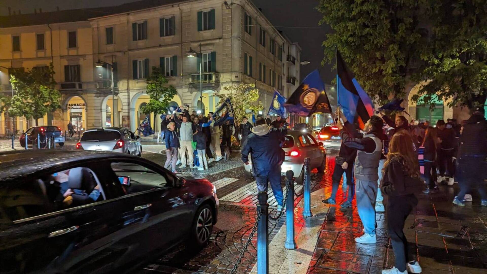 Inter campione d’Italia: a Saronno festa in piazza con fuochi d’artificio e fumogeni