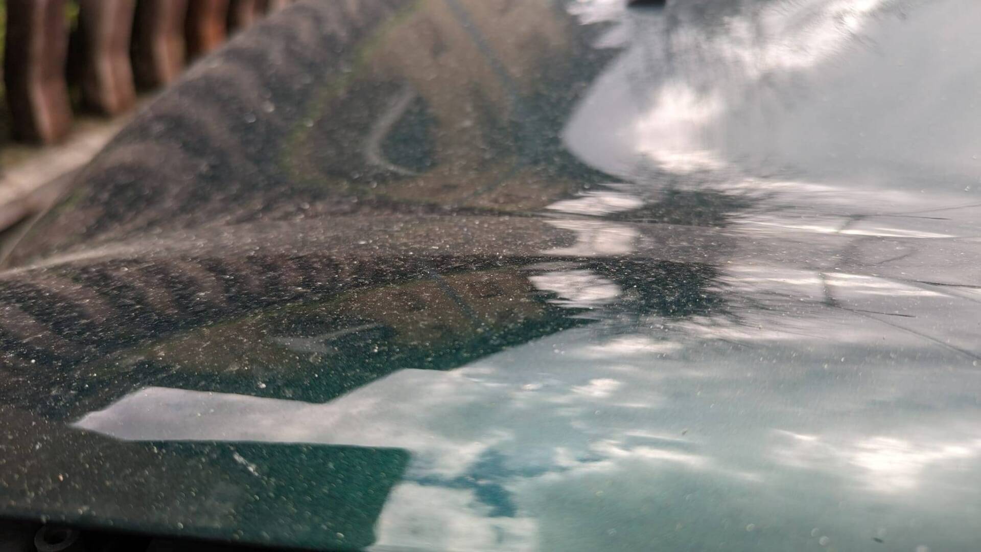 Sabbia sulle auto, sui vetri e su balconi dopo la pioggia: ecco cos’è successo