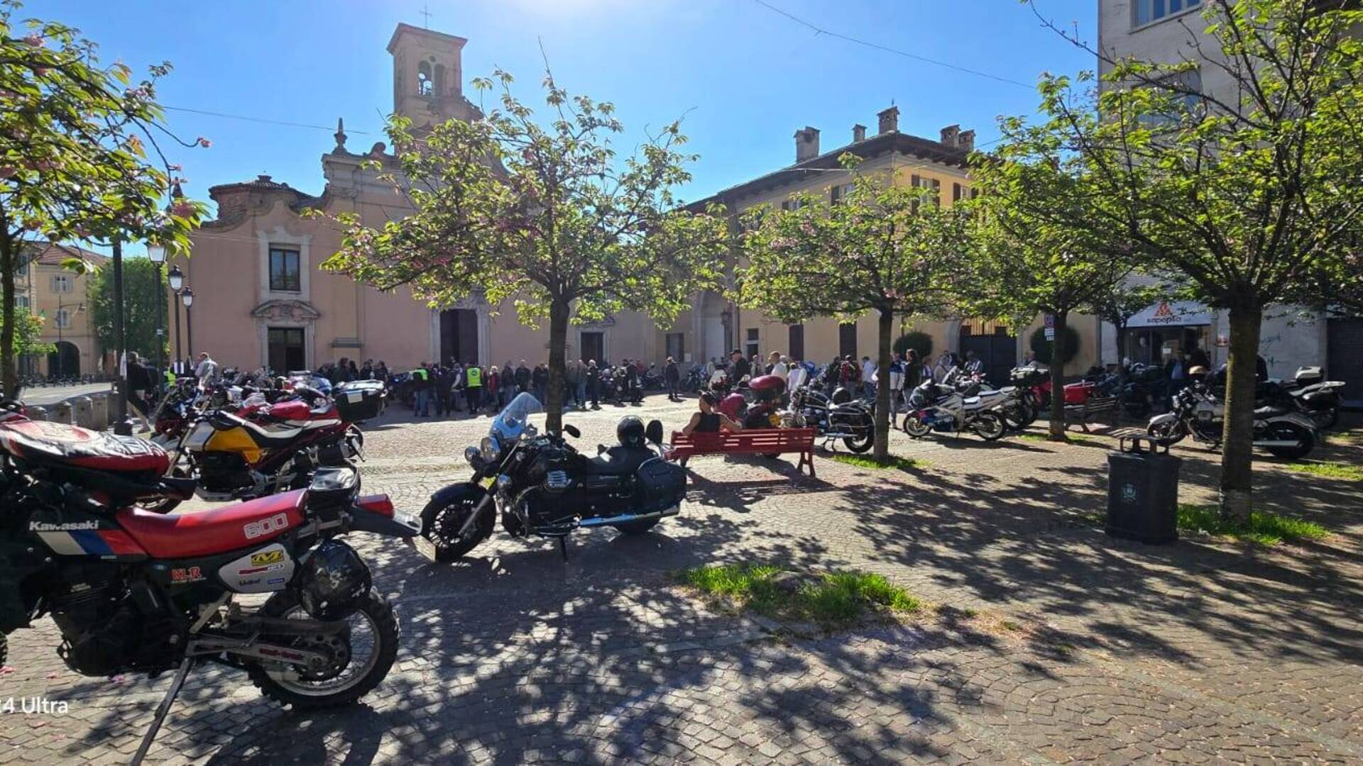 Saronno, motobenedizione del Motoclub per la prima volta in piazza San Francesco (video e foto)