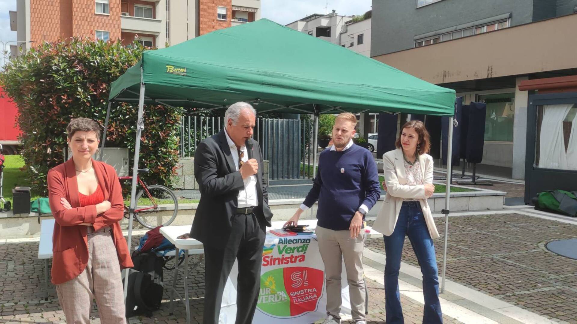 Europee, Roberto Salis a Saronno: “Votarla è il modo più veloce per far tornare Ilaria a casa”