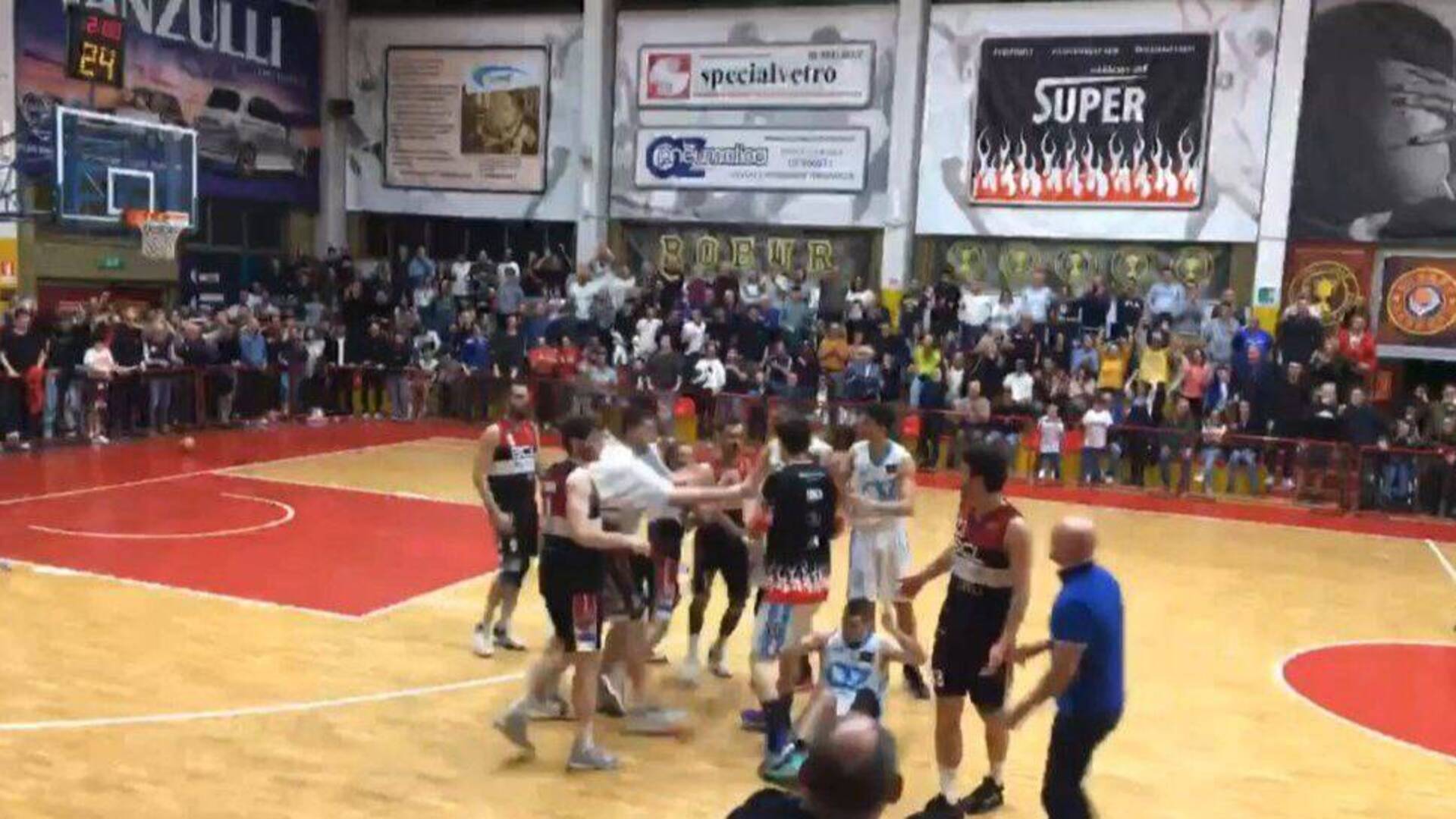 Basket, post gara con Lucca: due giocatori Az Saronno squalificati e multa ai toscani
