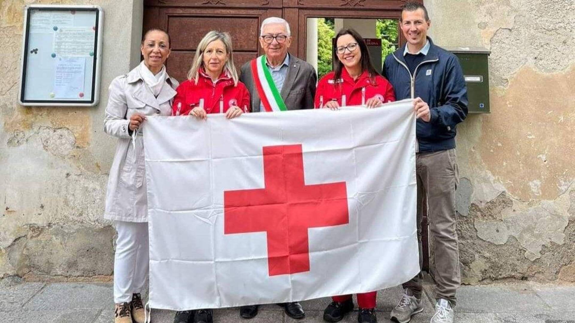 Castiglione Olona, bandiera della Cri in municipio e castello illuminato di rosso per la Giornata della Croce Rossa