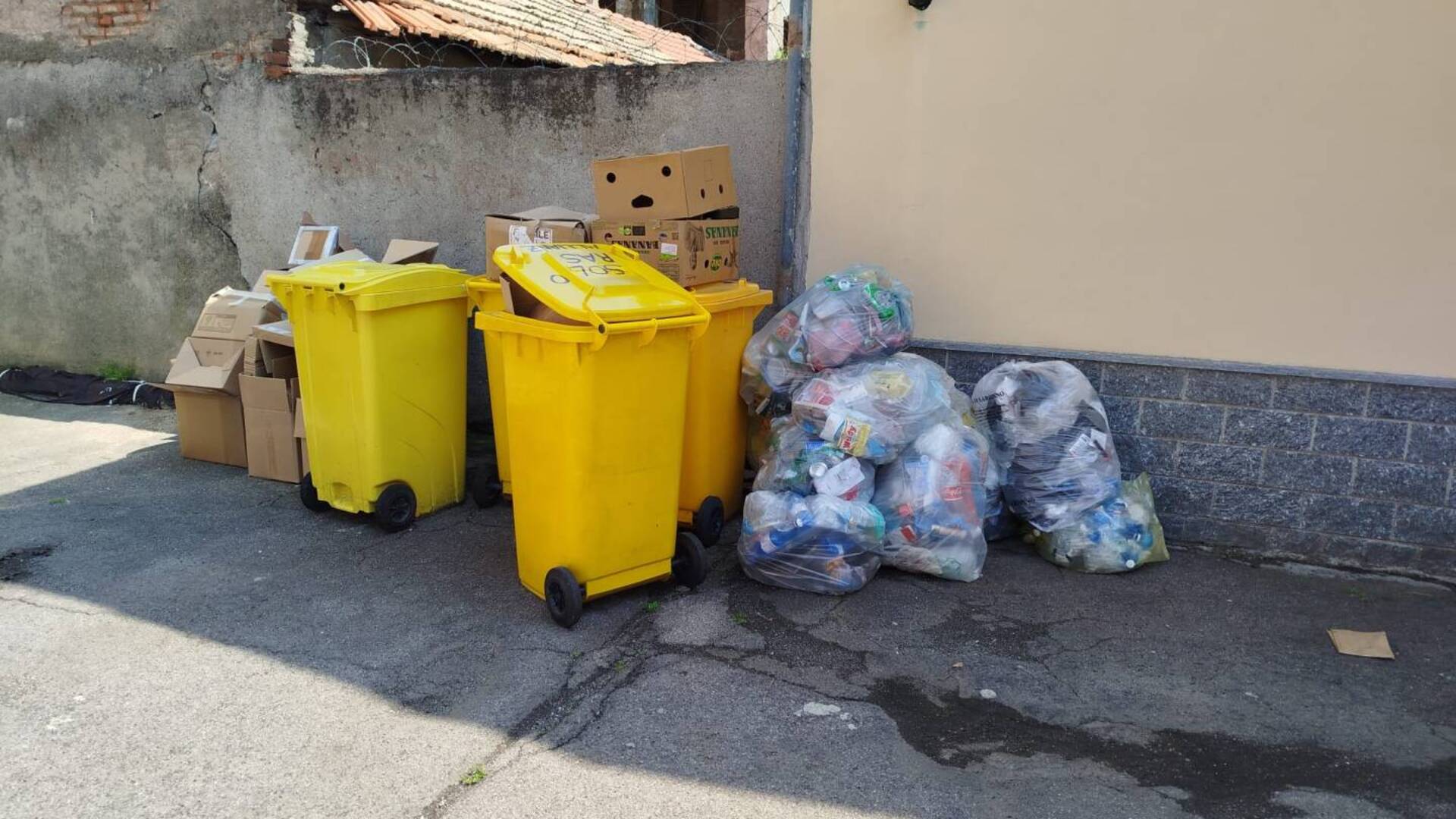 Saronno, vicolo Santa Marta niente ritiro della spazzatura da venerdì. E non è l’unico problema