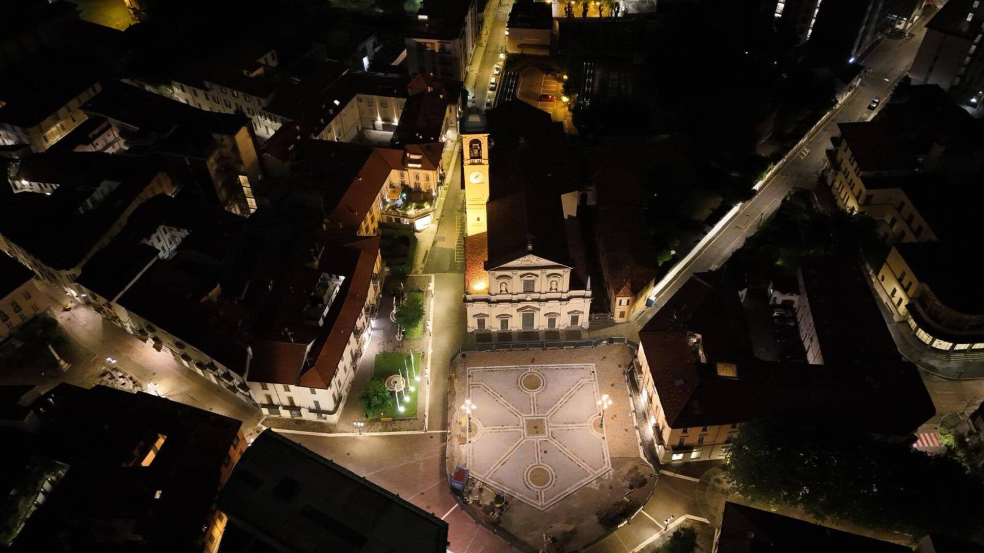 Saronno, il drone di Bergamini piazza Libertà con i nuovi sampietrini… di notte