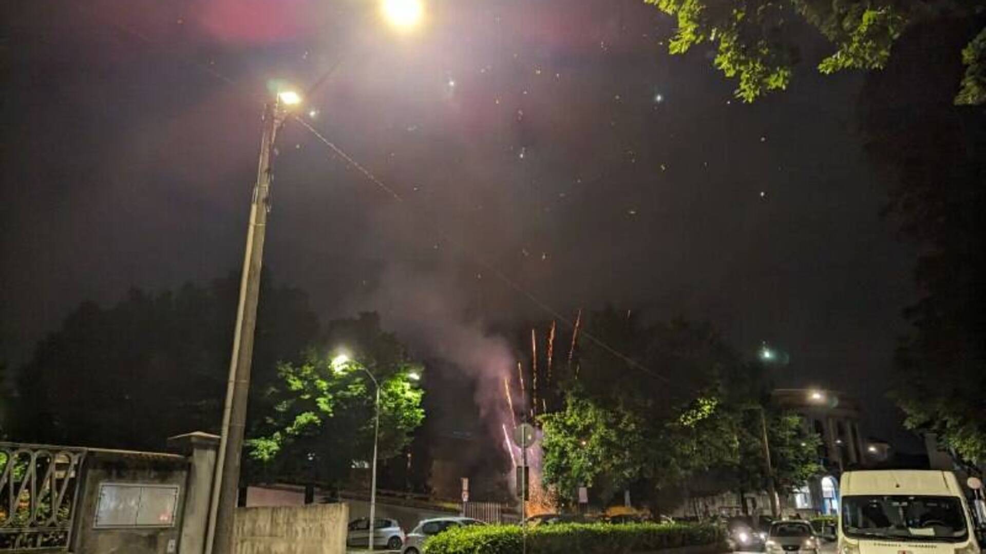Sorpresa in centro a Saronno: dal Municipio fuochi d’artificio nella notte