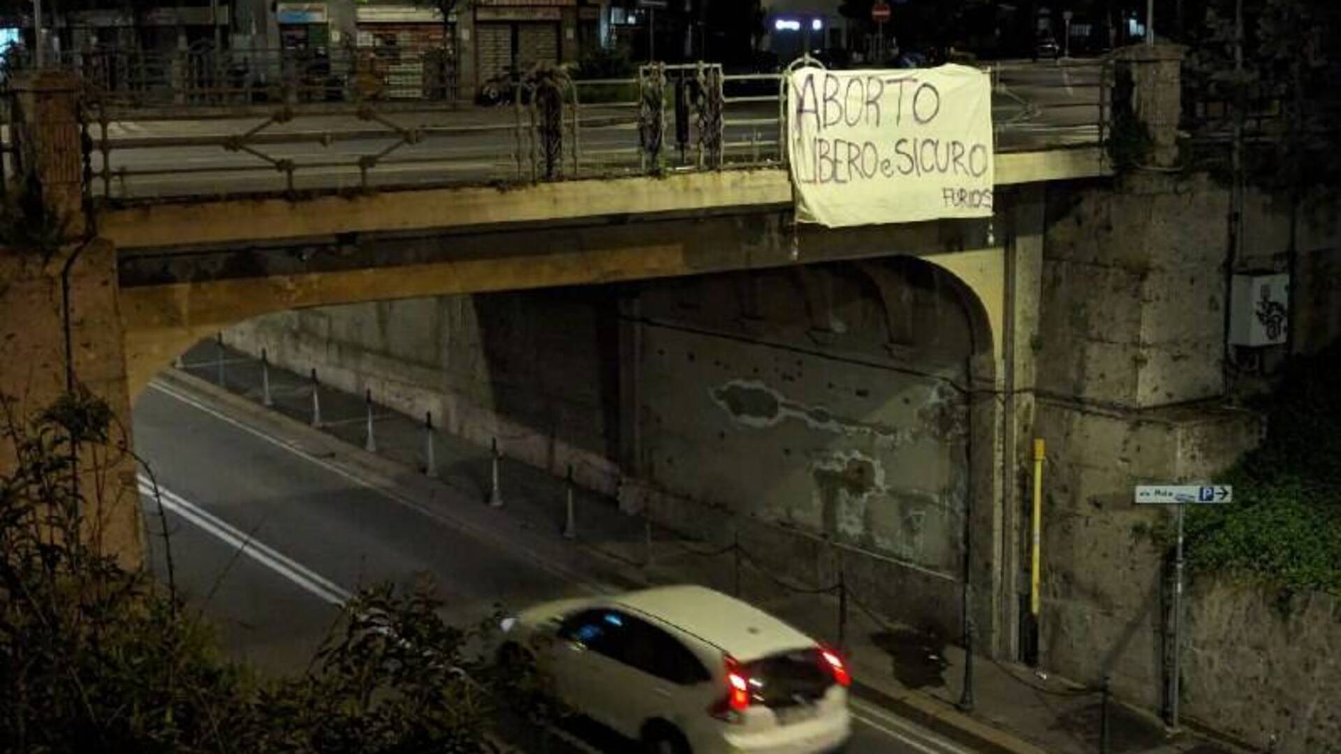 Saronno, striscione pro aborto sul ponte della Vittoria