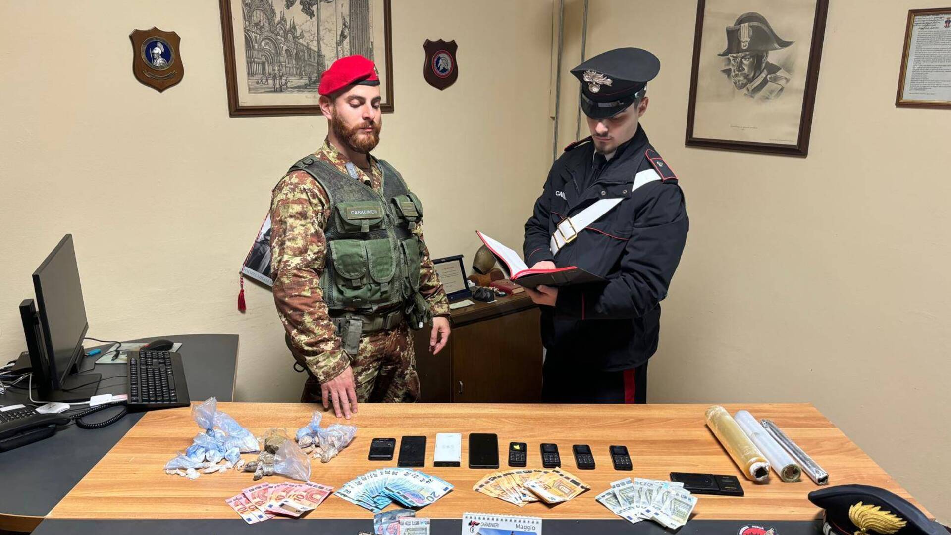 Eroina, cocaina e oltre mille euro in contanti: arrestato spacciatore a Pianbosco