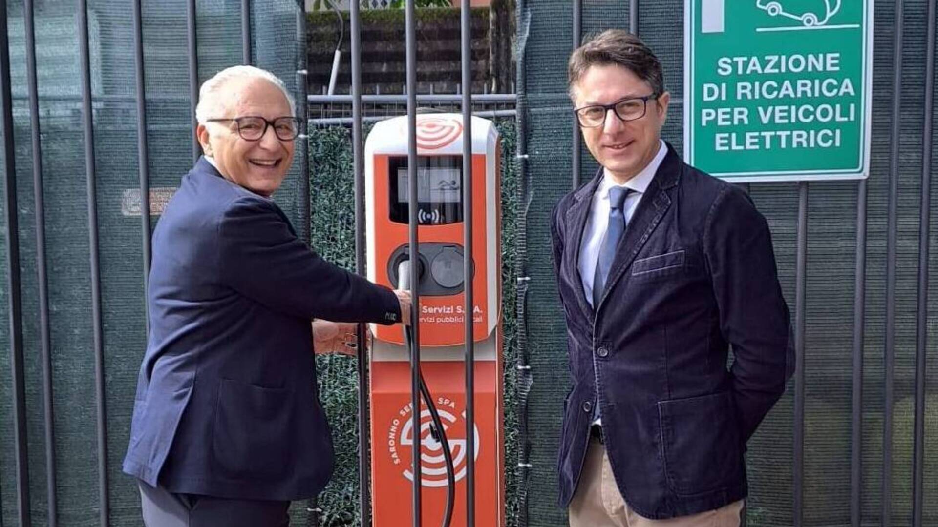 Saronno, nuova colonnina per auto elettriche. Powered by Saronno Servizi (e infatti il prezzo…)