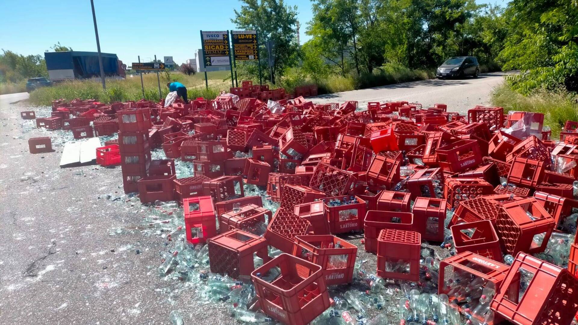 Centinaia di bottiglie d’acqua minerale in frantumi: camion perde il carico alla rotonda di Origgio