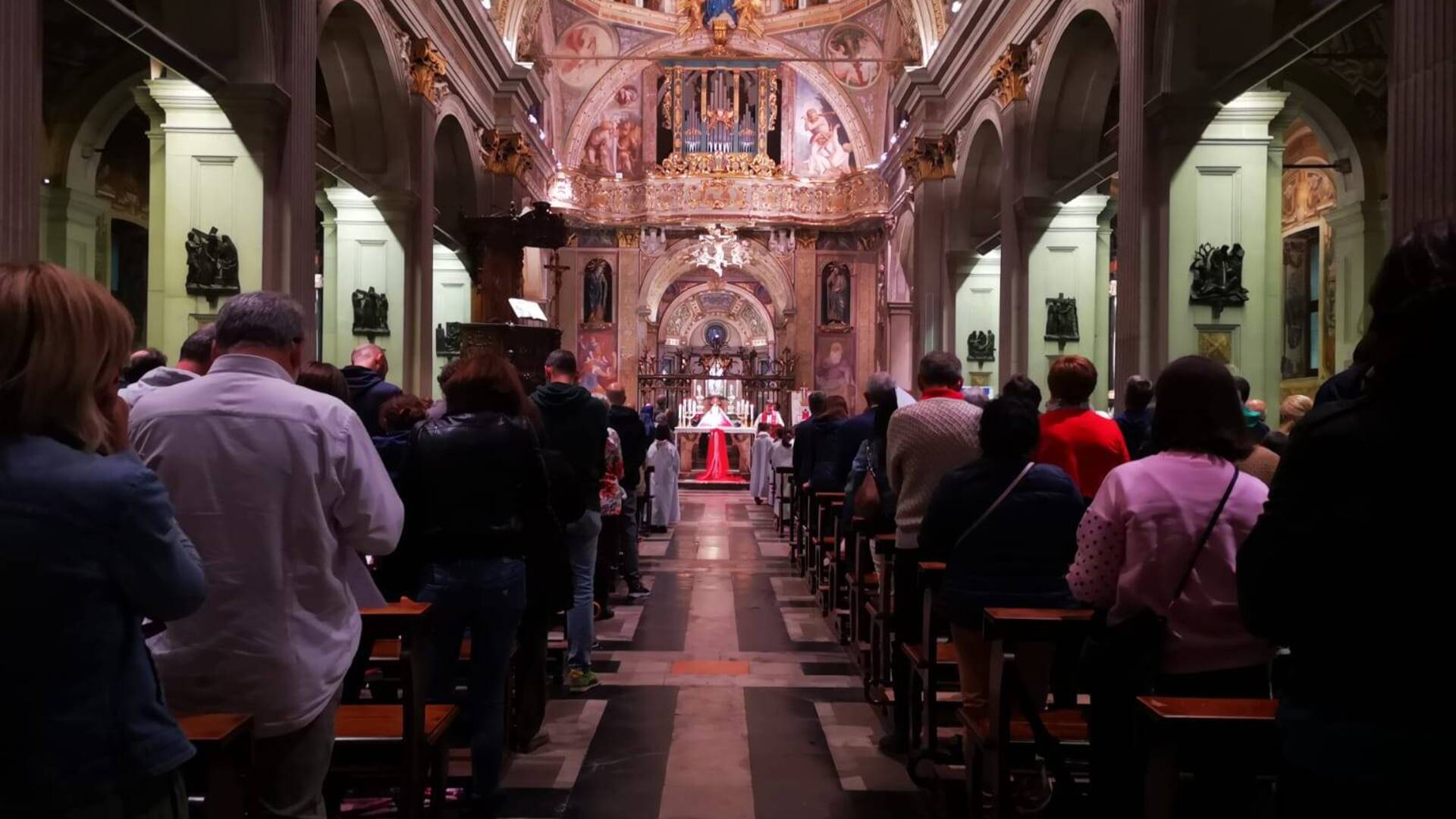 Corpus Domini a Saronno: auguri per l’anniversario di sacerdozio a don Massimiliano, don Riccardo e don Luca